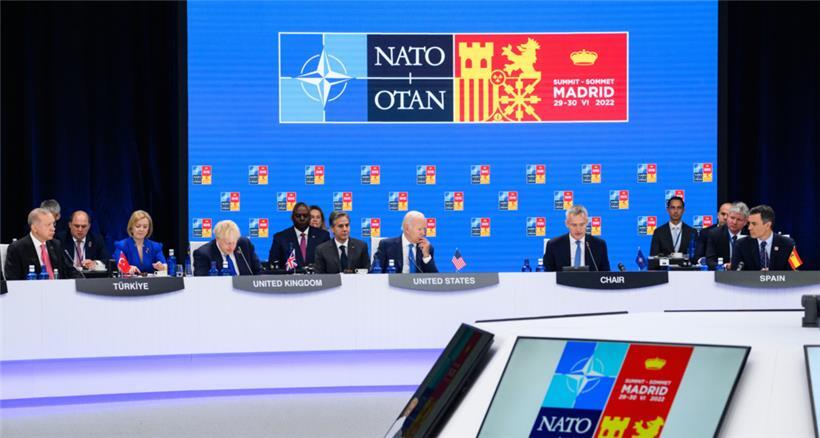 Recep Tayyip Erdogan (von links nach rechts), Präsident der Türkei, Boris Johnson, Premierminister von Großbritannien, Joe Biden, Präsident der Vereinigten Staaten von Amerika (USA), Jens Stoltenberg, NATO-Generalsekretär, und Pedro Sánchez, Ministerpräsident von Spanien, sitzen zu Beginn der ersten Arbeitssitzung beim NATO-Gipfel in Madrid
