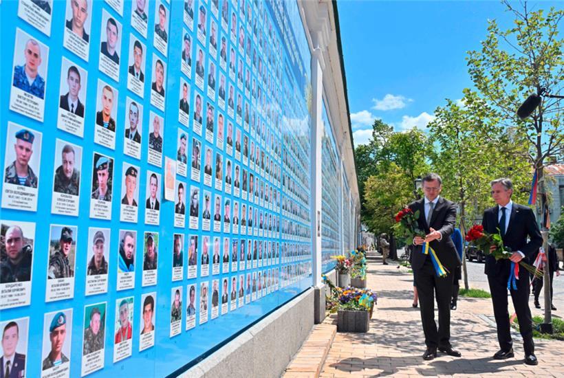 Recht auf Verteidigung anderer: US-Außenminister Antony Blinken (rechts) mit seinem ukrainischen Amtskollegen Dmytro Kuleba bei der Kranzniederlegung am Denkmal für gefallene Soldaten in Kiew
