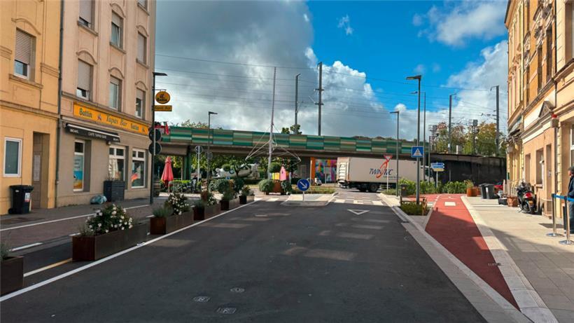 Rechts auf dem roten Bereich stand der Blumenkübel, bevor er wieder verschwand
