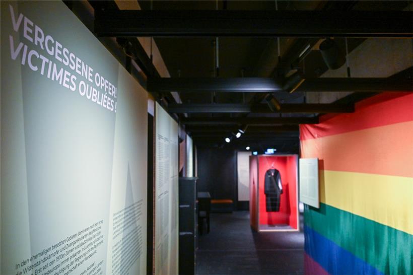 Rechts im Bild die erste Regenbogenflagge, die je in Luxemburg gehisst wurde, un...