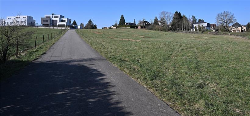 Rechts im Bild ist das Gelände, auf dem gebaut werden soll, zu sehen. Teile von ...