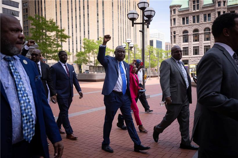 Rechtsanwalt Ben Crump (Mitte) betritt das Hennepin County Government Center in Minneapolis zur Urteilsverkündung des ehemaligen Polizisten Derek Chauvin
