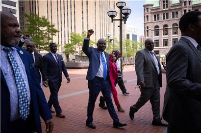 Rechtsanwalt Ben Crump (Mitte) betritt das Hennepin County Government Center in Minneapolis zur Urteilsverkündung des ehemaligen Polizisten Derek Chauvin

