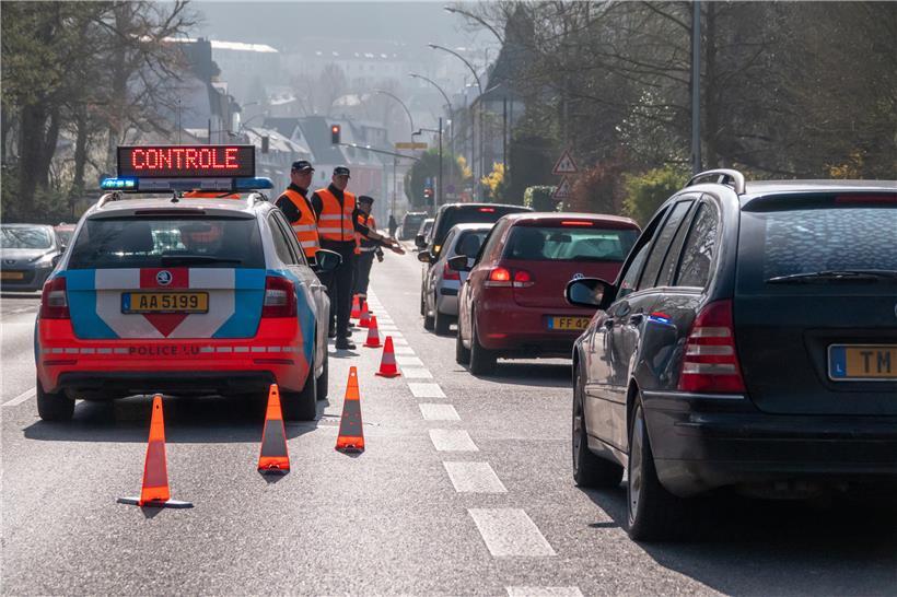 Regelmäßig führt die Polizei groß angelegte Kontrollen durch. Dabei sollen Verstöße gegen die Ausgangsbeschränkungen geahndet werden.
