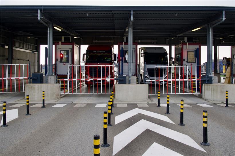 Regelmäßige Fahrer besitzen eine Fahrerkarte, die den Einlass vereinfacht