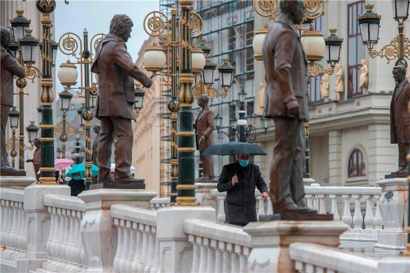 Regen und Masken in Skopje: Ob die Zählanstrengungen Früchte tragen, ist ungewiss 
