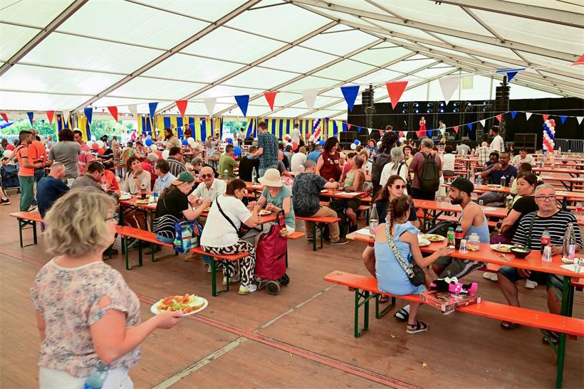 Stëmm vun der Strooss feiert mit musikalischer Unterstützung von Serge Tonnar Reger Zulauf bei der Sommerparty unterm Zeltdach