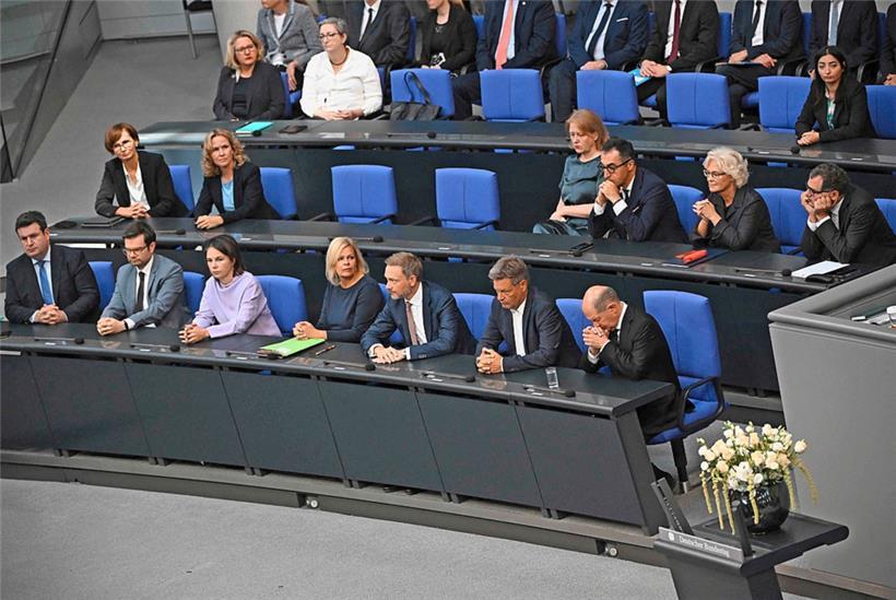 Regierungsbank im Deutschen Bundestag: Die drei Regierungsfraktionen arbeiten noch gut zusammen, in der Regierung selbst knirscht und ruckelt es

