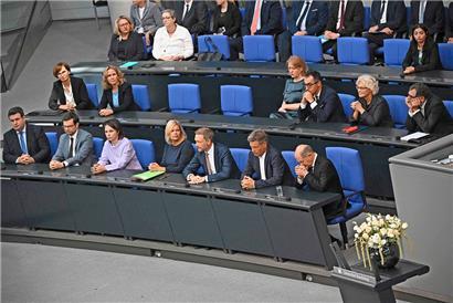 Regierungsbank im Deutschen Bundestag: Die drei Regierungsfraktionen arbeiten noch gut zusammen, in der Regierung selbst knirscht und ruckelt es
