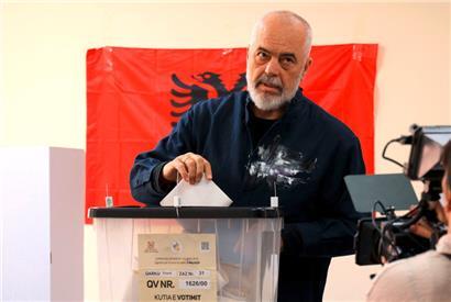 Regierungschef Edi Rama bei der Stimmabgabe: Erst am Dienstag soll das endgültige Wahlergebnis vorliegen
