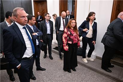 Regierungsmitglieder, Gewerkschafter und Patronat versammeln sich nach der Verhandlung im Staatsministerium, während Luc Frieden ein Interview gibt
