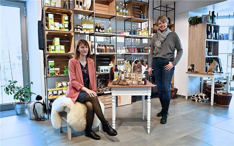 Regionale Produkte besser vermarkten; Conny Koob (links) , Kommunikationsbeauftragte der Luxemburger Naturparks, und Aline Schmitt, Geschäftsführerin des „Berdorfer Eck“, arbeiten daran.
