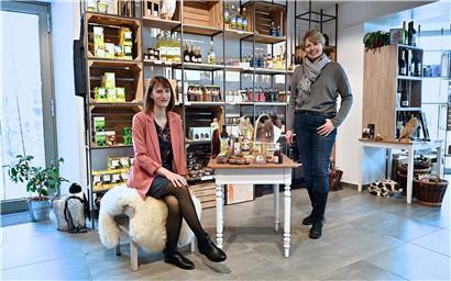 Regionale Produkte besser vermarkten; Conny Koob (links) , Kommunikationsbeauftragte der Luxemburger Naturparks, und Aline Schmitt, Geschäftsführerin des „Berdorfer Eck“, arbeiten daran.
