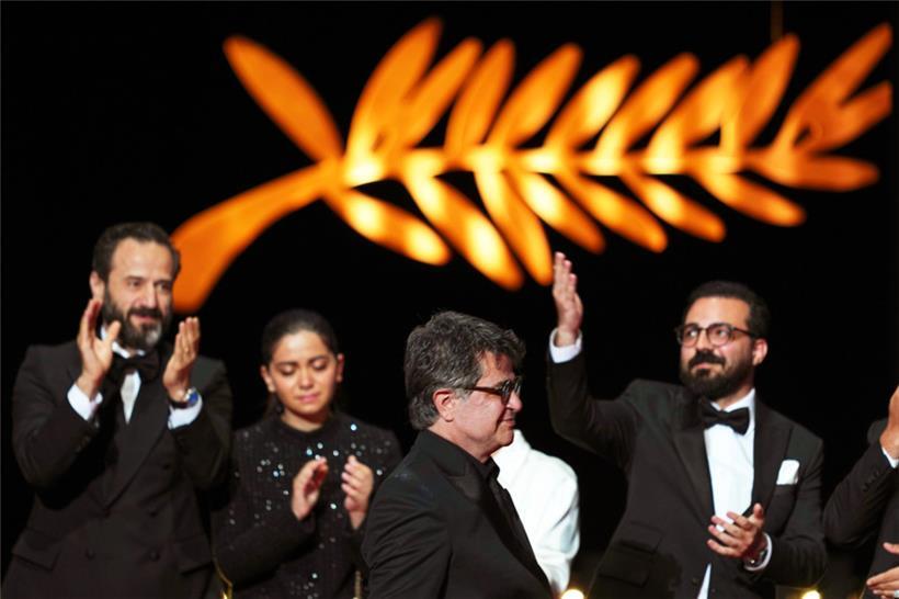 Regisseur Jafar Panahi (vorne, M) nimmt die Goldene Palme für den Film „It Was Just an Accident“ während der Preisverleihung der 78. Internationalen Filmfestspiele in Cannes entgegen
