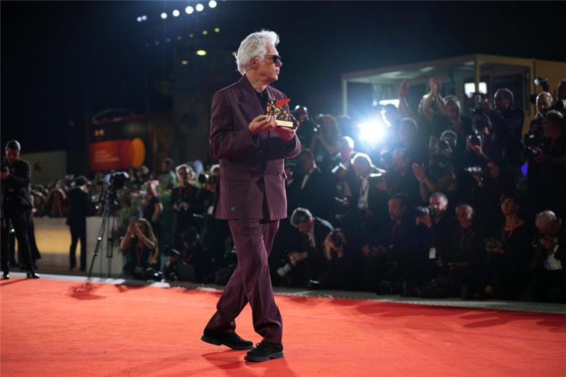 Regisseur Jim Jarmusch, Gewinner des Goldenen Löwen für „Father Mother Sister Brother“, bei der Preisverleihung
