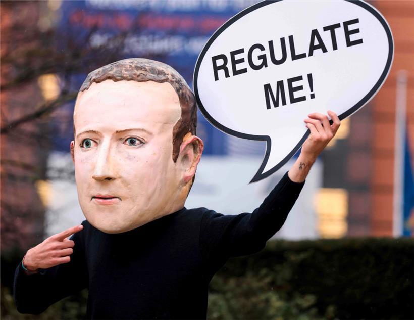 „Reguliere mich!“ – das fordert dieser Aktivist mit einer Maske des Facebook-CEO Mark Zuckerberg 2020 in Brüssel

