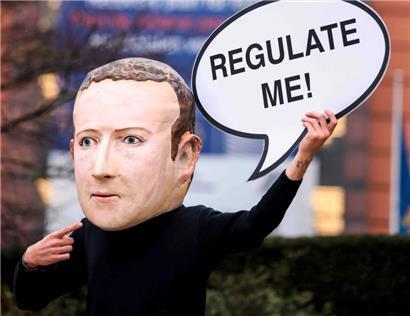 „Reguliere mich!“ – das fordert dieser Aktivist mit einer Maske des Facebook-CEO Mark Zuckerberg 2020 in Brüssel
