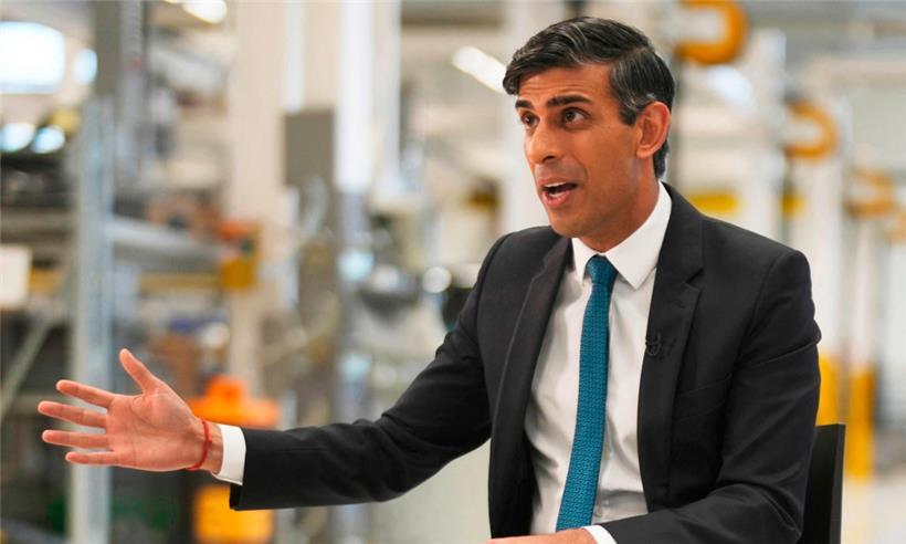 Reichlich Hochwasser: Rishi Sunaks Beinkleidern fehlt es an Material
