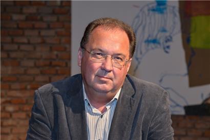 Reiner Stach, 1951 im sächsischen Rochlitz geboren und im baden-württembergischen Pforzheim aufgewachsen, studierte in Frankfurt am Main Philosophie, Mathematik und Literaturwissenschaft. Er promovierte 1985.
