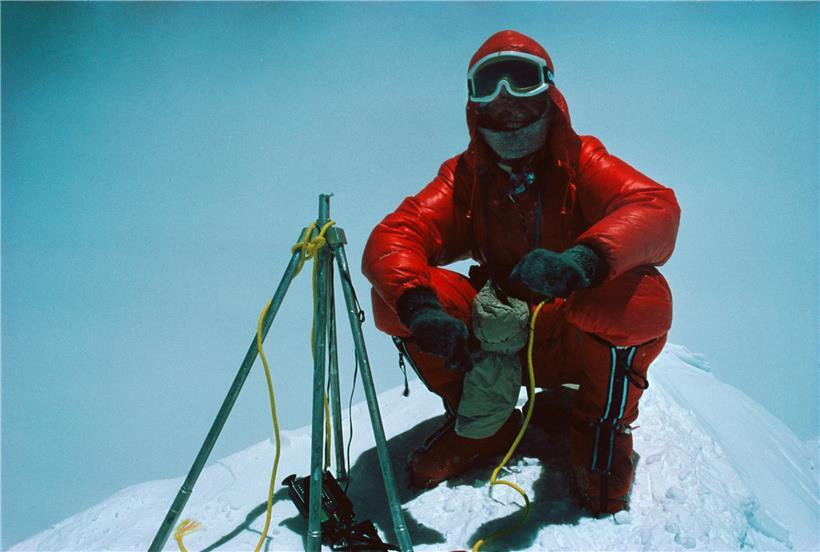 Reinhold Messner hockt auf dem Gipfel des Mount Everest, nachdem er diesen zusammen mit Peter Habeler am 8.5.1978 bestiegen hat. Vor 40 Jahren, am 20. August 1980, setzte Messner am Mount Everest einen Meilenstein im Alpinismus, indem er den höchsten Berg der Welt im Alleingang und ohne Atemgerät bestieg.
