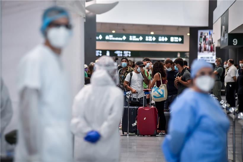 Reisen in Corona-Zeiten: Wer am Flughafen Mailand-Malpensa ankommt, wird erst einmal von medizinischem Personal in Schutzanzügen begrüßt
