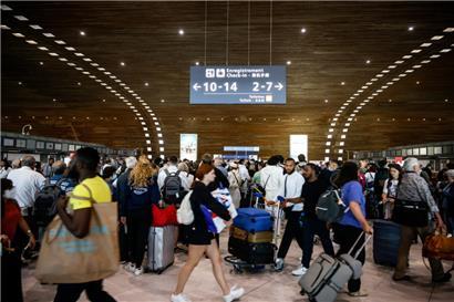 Reisende am Pariser Flughafen Charles de Gaulle: Warnstreiks führten am Wochenende erneut zu Annullierungen
