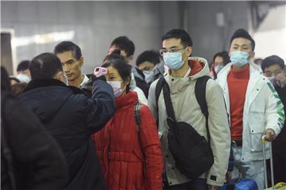 Reisende aus Wuhan werden in Hangzhou, der Hauptstadt der ostchinesischen Provinz Zhejiang, auf Fieber getestet
