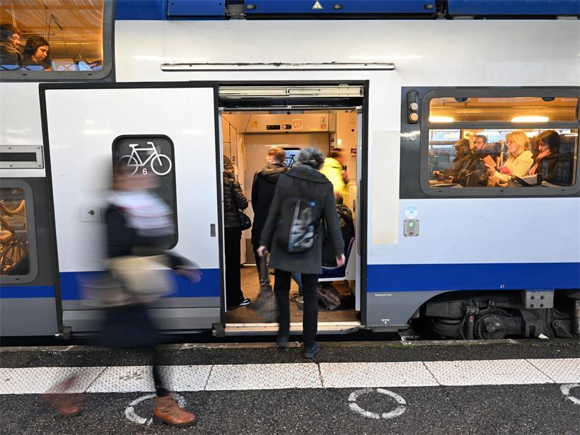 Reisende am Bahnhof mit Gepäck warten geduldig auf Zugverbindungen in Frankreich am Mittwoch