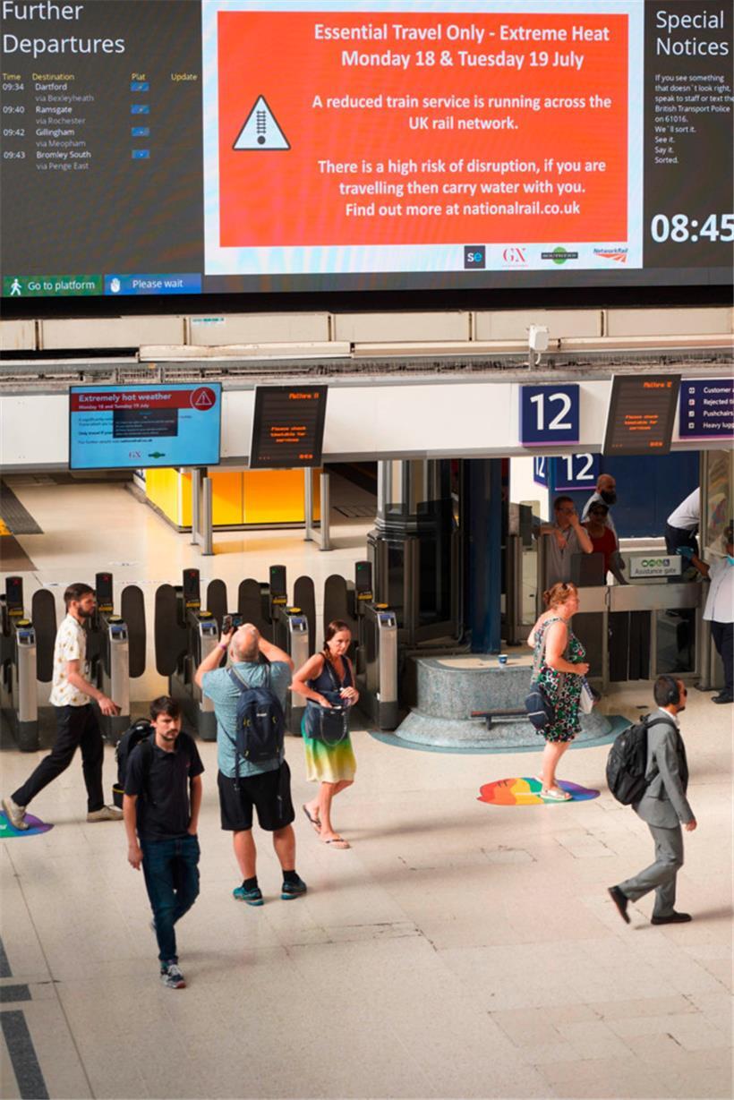 Reisende in der Londoner Victoria Station wurden dieser Tage darauf aufmerksam gemacht, dass wegen der extremen Hitze Zugverbindungen ausfallen
