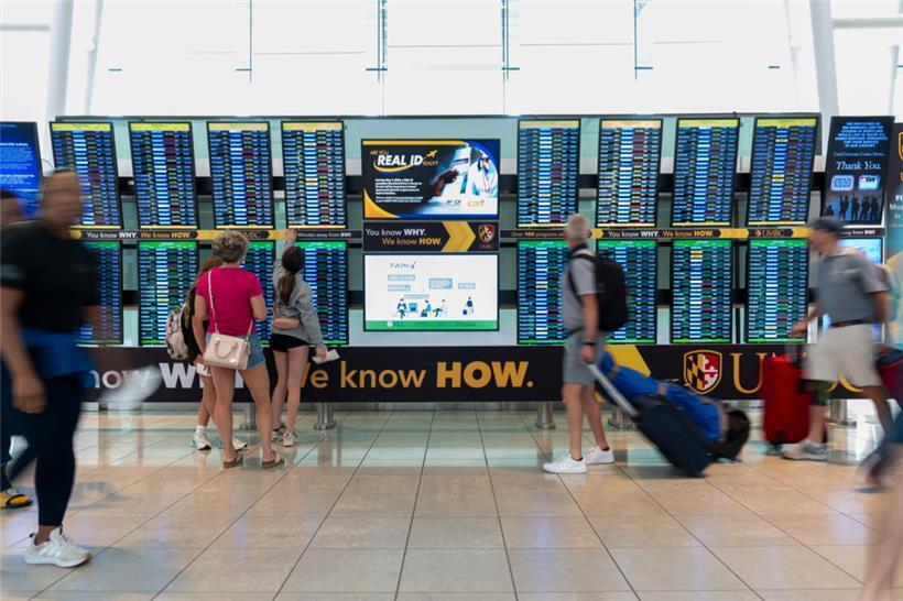 Reisende schauen auf ein Fluginformationsanzeigesystem, nachdem eine weltweite IT-Störung den Luftverkehr lahmgelegt hat
