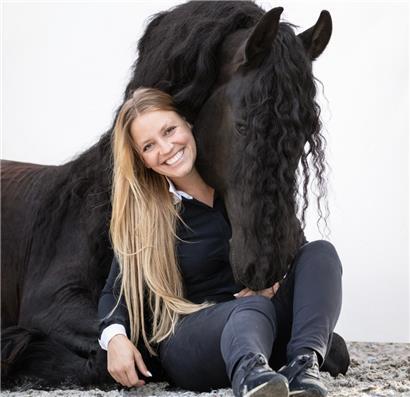 Reitlehrerin Deborah Brüchle mit Pferd Diabolo
