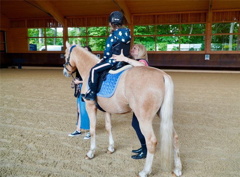 Reittherapeutin France Bergh und ihr Pferd Grazioso unterstützen krebskranke Kinder in der Hippotherapie dabei, Entspannung und Glücksgefühle zu erleben
