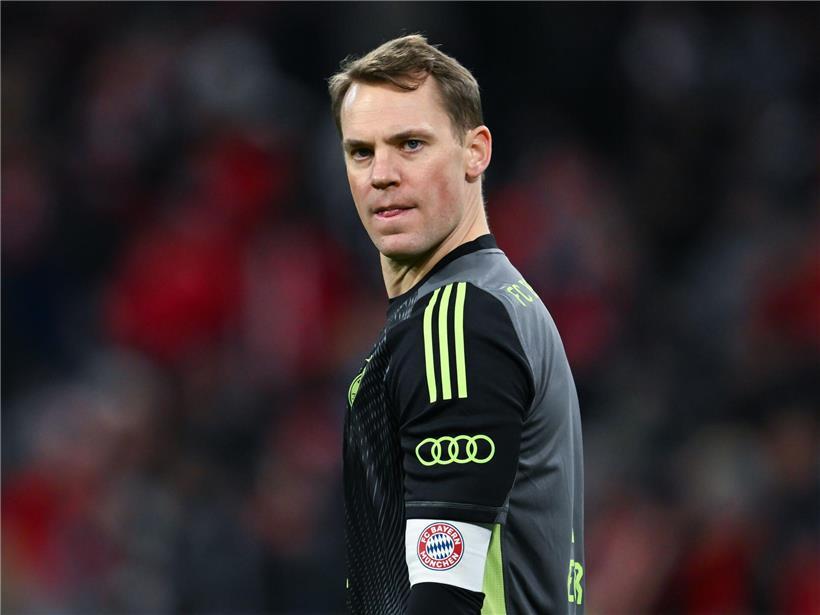 Manuel Neuer in Torwartausrüstung beim FC Bayern, Vertragsverlängerung bis 2027 gefeiert