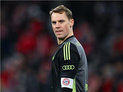 Manuel Neuer in Torwartausrüstung beim FC Bayern, Vertragsverlängerung bis 2027 gefeiert