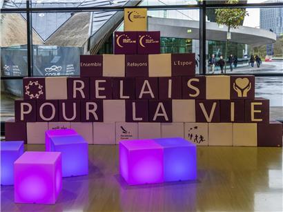 Teilnehmer beim Relais pour la Vie 2026 zeigen Solidarität und Engagement im Kampf gegen Krebs.