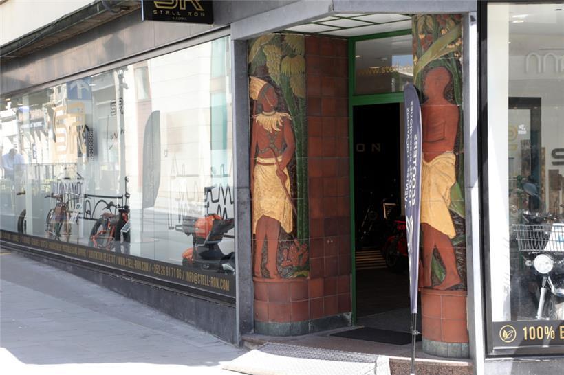 Relikte und Spuren des kolonialen Erbes: vor der „Pharmacie des Maures“ in der Hauptstadt
