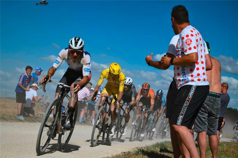 Remco Evenepoel, Tadej Pogacar und Jonas Vingegaard belauerten sich am Sonntag auf der Schotter-Etappe
