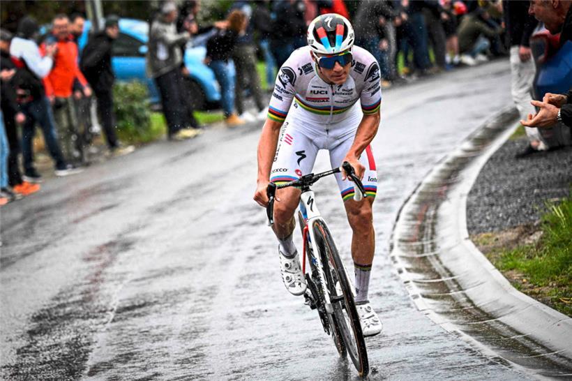 Remco Evenepoel entledigte sich 30 Kilometer vor dem Ziel seines letzten Verfolgers

