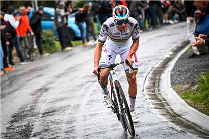 Remco Evenepoel entledigte sich 30 Kilometer vor dem Ziel seines letzten Verfolgers
