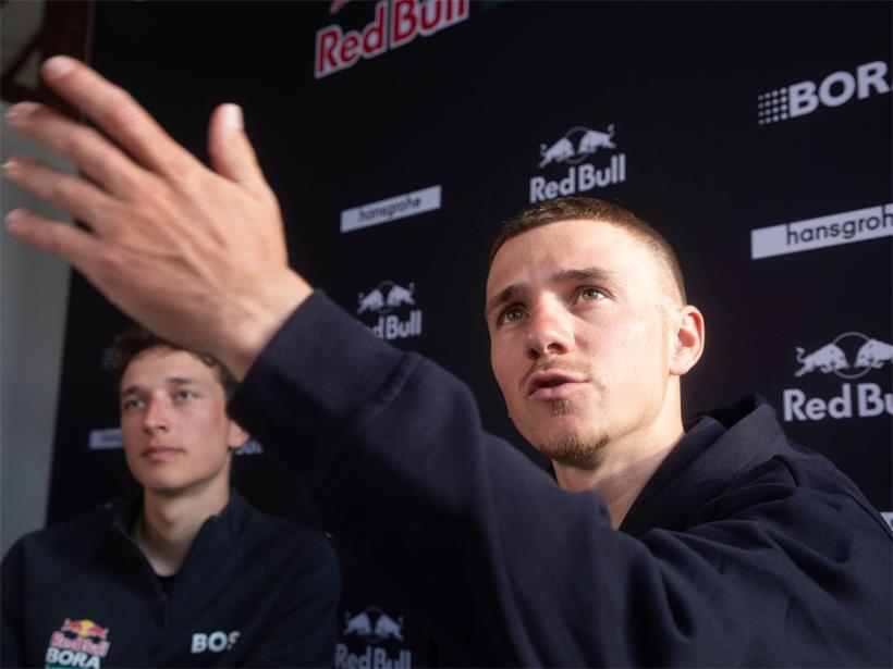 Remco Evenepoel und Florian Lipowitz fahren gleichberechtigt nebeneinander bei der Tour de France Radrennen