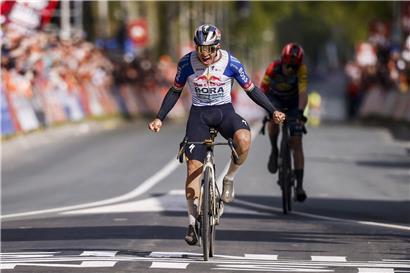 Remco Evenepoel jubelt als Sieger beim Amstel Gold Race 2026
