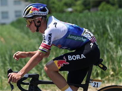 Remco Evenepoel enttäuscht nach 7. Etappe, spricht mit Teamkollege Florian Lipowitz beim Radrennen.