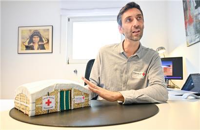 Rémi Fabbri, Direktor der internationalen Hilfe des luxemburgischen Roten Kreuzes, zeigt eine Notunterkunft für Vertriebene in Niger
