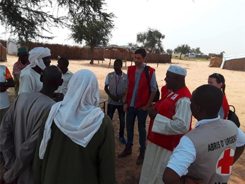 Rémi Fabbri vor Ort in Niger mit Mitarbeitern des luxemburgischen und des nigris...