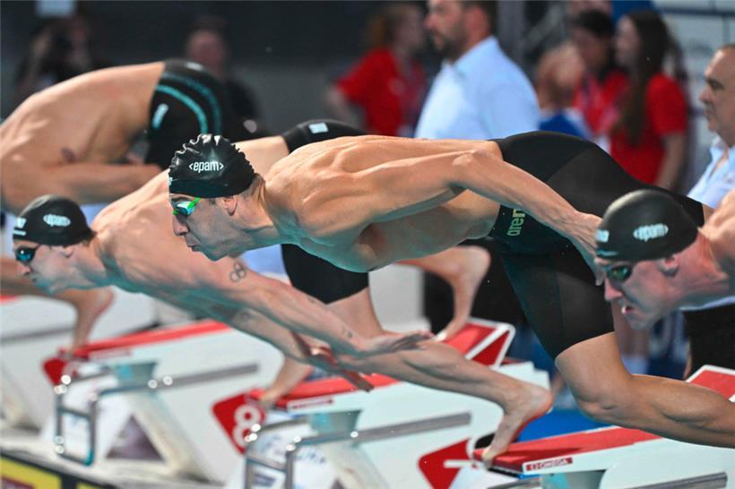 Rémi Fabiani beim Start des Halbfinales über 50 Meter Freistil
