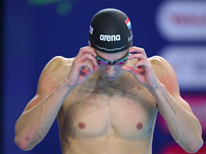Remi Fabiani fährt konzentriert auf der Lagen-Strecke, bereit für eine starke Leistung im Schwimmwettkampf