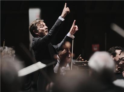 Dirigent Renaud Capuçon beim Höhepunkt des Konzerts in der Philharmonie, leidenschaftlich am Pult stehend