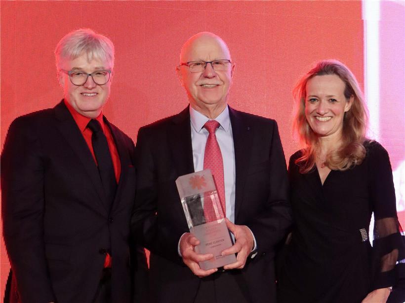 René Closter hält den Steiger Award für Innovationsgeist, Beharrlichkeit und grenzüberschreitendes Engagement in den Händen