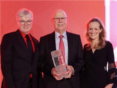 René Closter hält den Steiger Award für Innovationsgeist, Beharrlichkeit und grenzüberschreitendes Engagement in den Händen