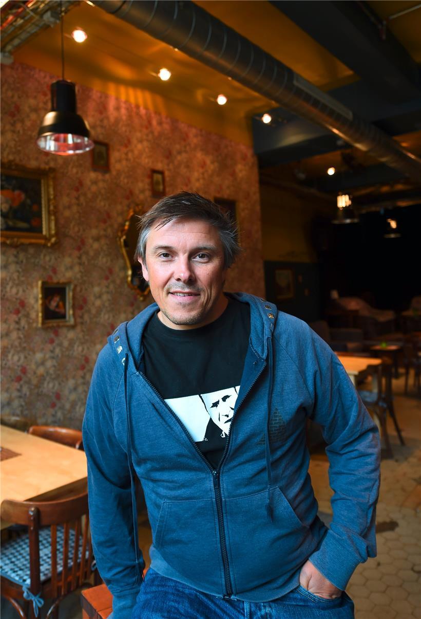 René Pennings Engagement in der Kufa begann 1991 als Gitarrist und später als Bassist der Hardcore-Band Wounded Knee
